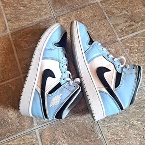 Youth Nike Grade School 2022 Ice Blue Air Jordan 1 Mid (Size 5) (Great C…